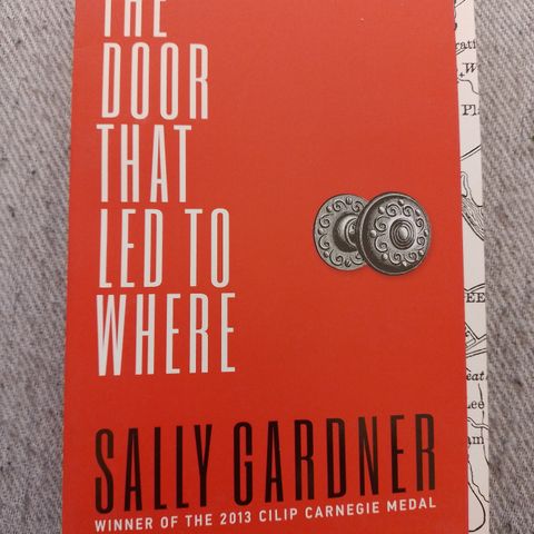 THE DOOR THAT LED TO WHERE -  Sally Gardner. NY, IKKE LEST!