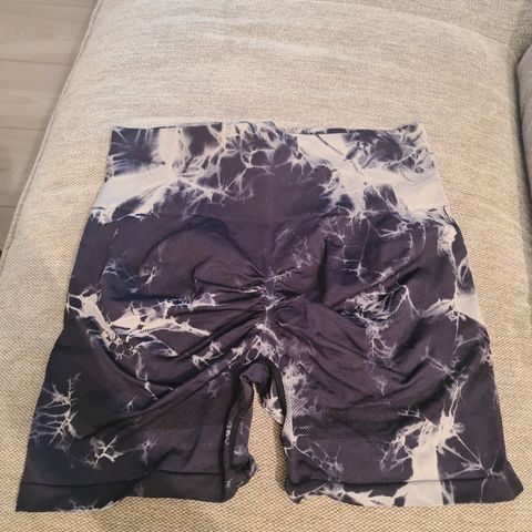 Tye dye Scrunch butt shorts- kun prøvet på