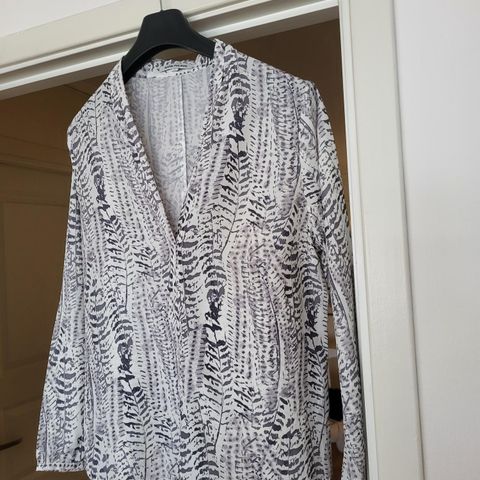 Stilig bluse fra Marie Philippe str 44 kr 450.