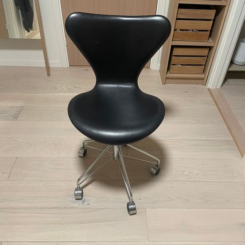 Fritz Hansen Syveren 3117 Kontorstol Heltrukket Lær Wild Black