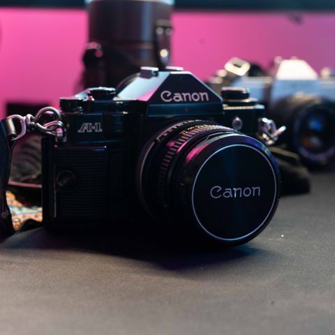 Canon A-1 med objektiv