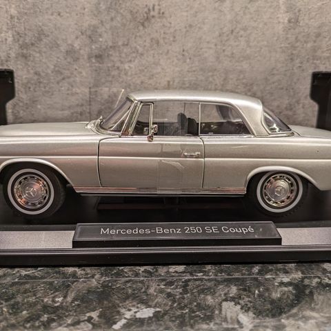 1969 modell - Mercedes-Benz 250 SE Coupe W111 - sølv metallic - Norev - 1:18