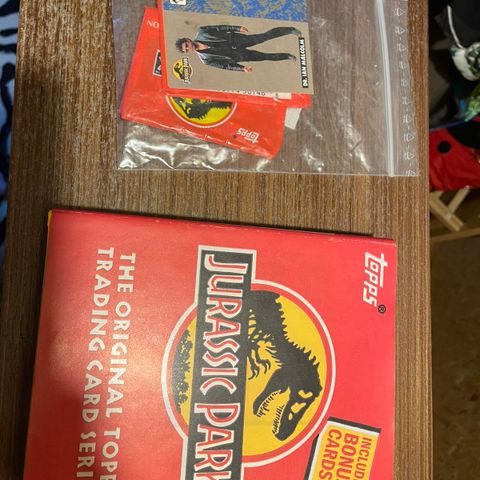 Topps Jurassic Park bok (2022) med kort fra 1993