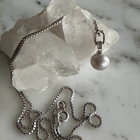 Nydelig sølv halskjede med perle .