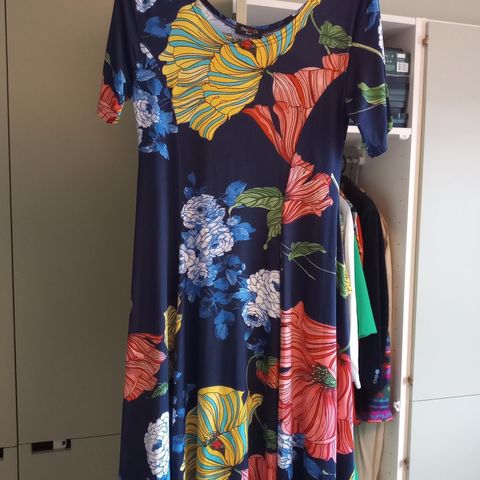 Marineblå kjole med blomster fra Dass&Co Paris