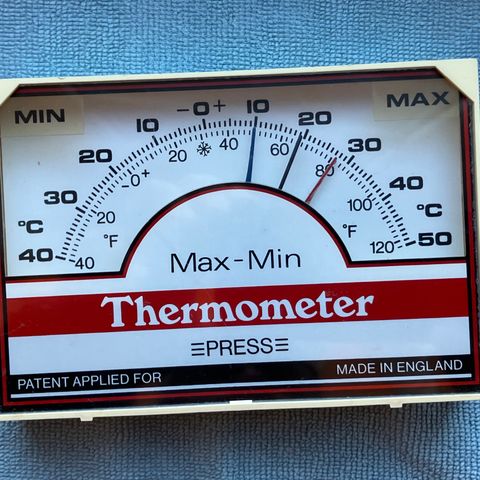 Vintage analogt termometer med max og min måling av temperatur