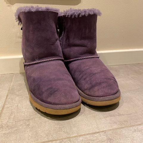 Lilla Uggs med sløyfer str 34