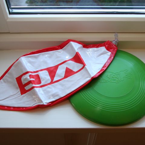 Vintage leker - VG badeball og grønn frisbee