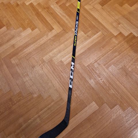 CCM supertacks AS3, right 75 flex P28