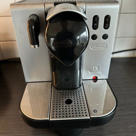 Nespresso DeLonghi kaffemaskin m/melkeskummer