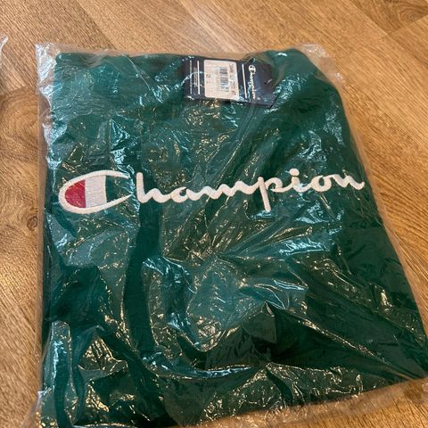 Champion genser og Tommy Hilfiger t skjorte