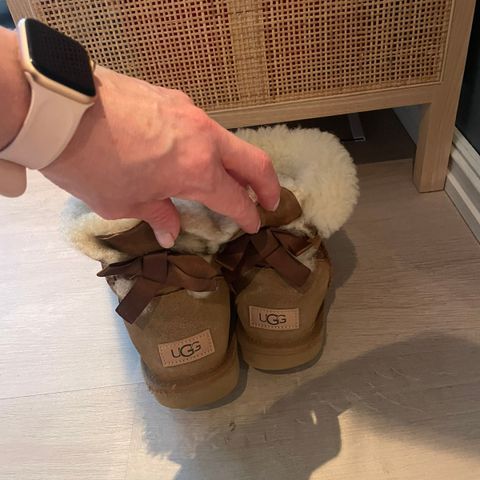 Uggs ullforede vintersko med sløyfe bak. Liten rift v/høyre lilletå,