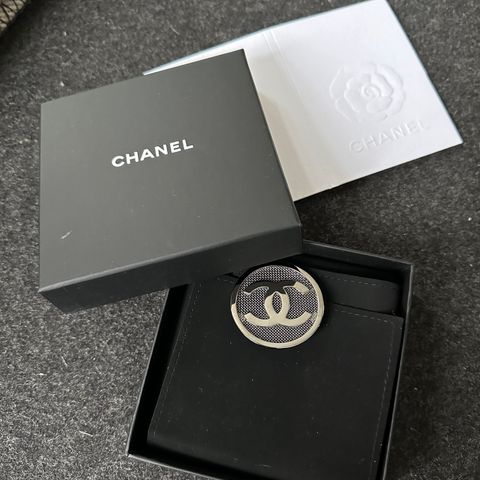 Chanel brosje