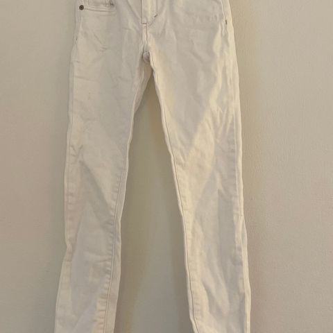 Hvit jeans i merket Levis til jente