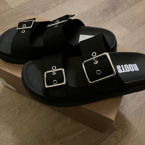 Sandaler / Sommersko nyinnkjøpt, aldri hverken brukt eller prøvd
