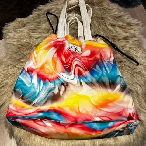 Super kul CALVIN KLEIN JEANS PRIDE TOTE strandveske / sommerveske