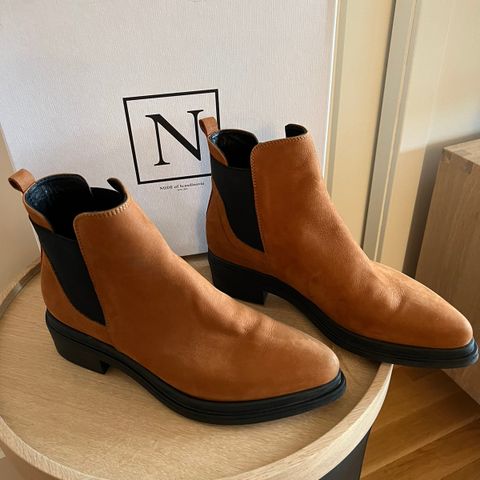 Nude of Scandinavia boots
