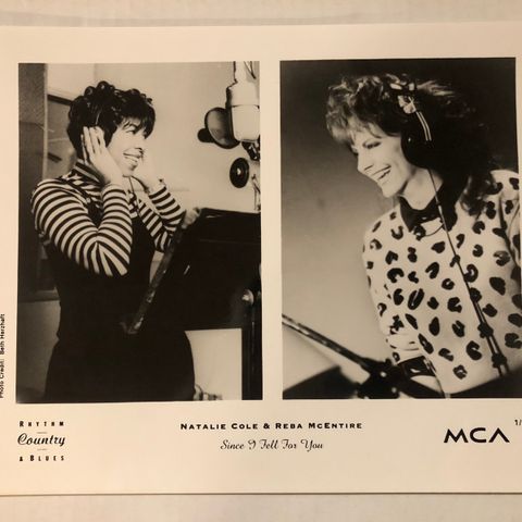 NATALIE COLE & REBA McENTIRE - FOTO 20 X 25 CM.