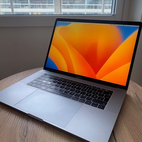 Pen MacBook Pro 15, i7, 16 GB, 256 SSD, dedikert grafikkort