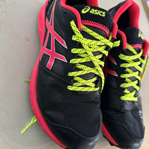 Asics piggsko som passer str 38 (39men liten i str)