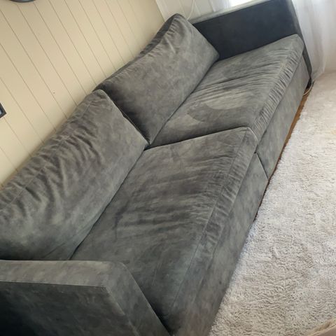 Grønn velur sofa skeidar