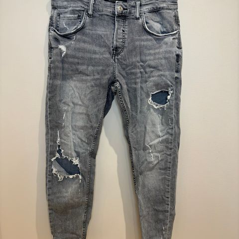 Ripped jeans fra Zara i str. 44