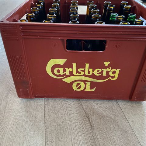 Øl kasse Carlsberg og flasker til ølbrygging