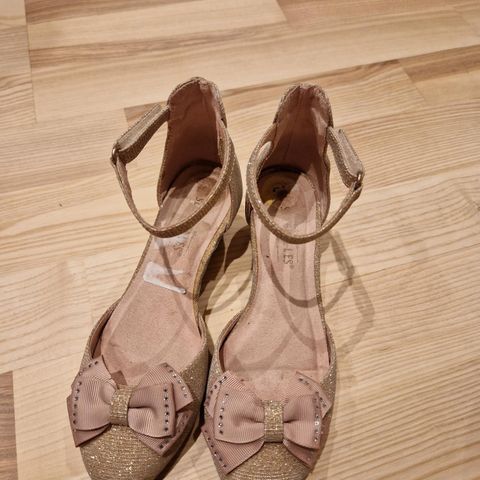 Pumps med spenne size 13, nesten 19, 20 cm