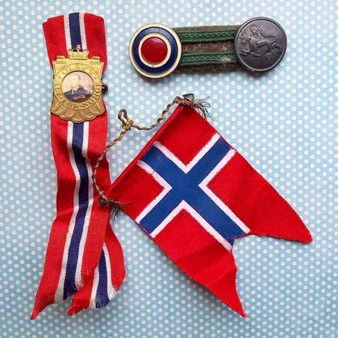 3 stk - merker - norske - vintage - 17. Mai sløyfe - Olav V - flagg - militær!