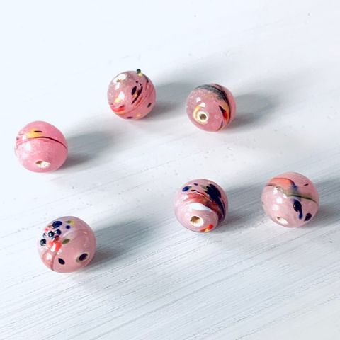 6 vintage perler 💕 i rosa glass - med malt motiv