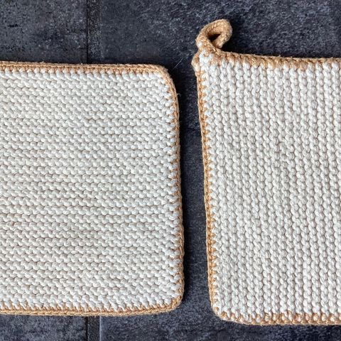 HÅNDARBEID-1 par flotte tykke strikket grytekluter, 14 cm x 14 cm, offwhite/lyse