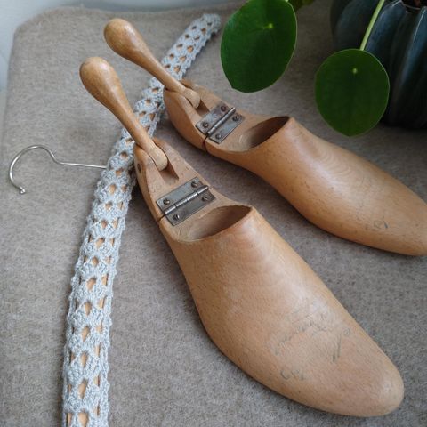 Kleshenger med heklet trekk og dekorative gamle "sko" av tre