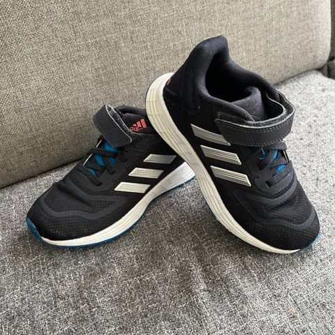 Adidas sko til barn str. 29