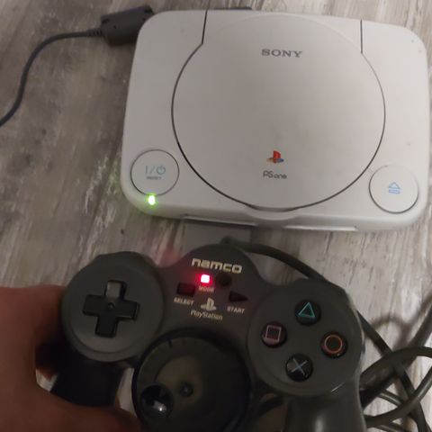 Playstation 1 med spill og jogcon kontroll.