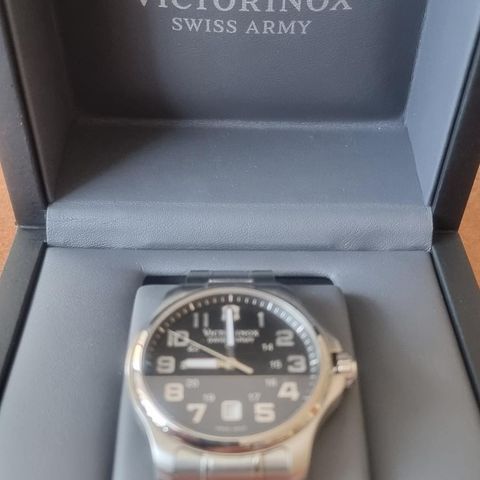 Victorinox Swiss Army Officer's watch

Ø32mm