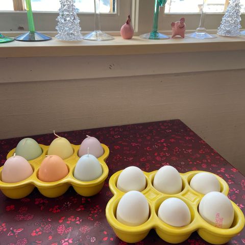 Keramikk holder til egg . Praktisk på bordet når egg er kokt / brukes og til lys