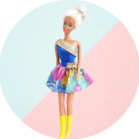 Fargerik kjole og gule sko til Barbie