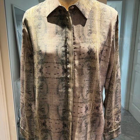 Skjorte i silke fra Veronica Vallenes,ny