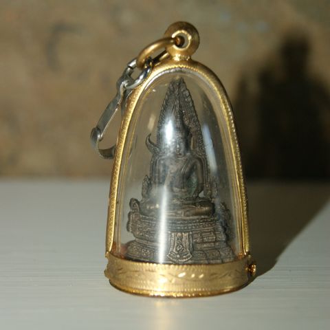 Thai Buddha Chinnarat, Buddha Amulet-anheng med en hengeklips.