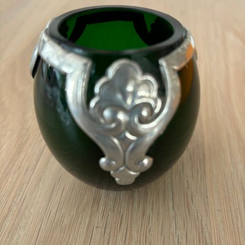 grønn liten vase  art neuveau stil