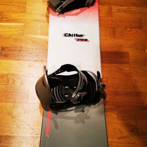 Crazy Creek Chiller snowboard med CC bindinger 154 cm