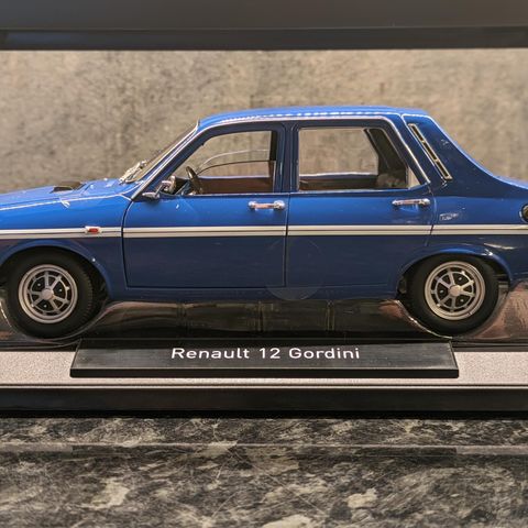 1971 modell - Renault 12 Gordini - Lakkert Bleu De France - Norev - skala 1:18.