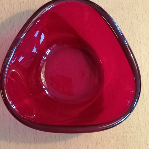 Liten trekantet skål i rødt glass 60-tallet