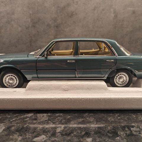 Mercedes-Benz (W116) 450 SEL 6.9 - 1979 modell - Norev - skala 1:18