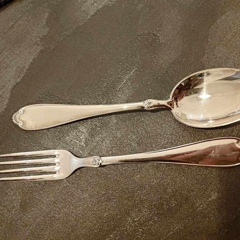 Spiseskjeer og gafler i sølvplett
