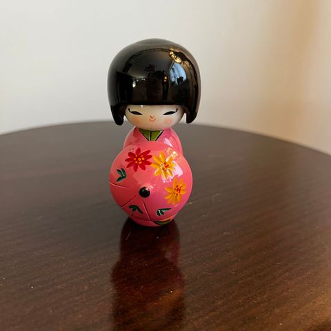 Søt liten geisha i rosa kimono, dukke/figur