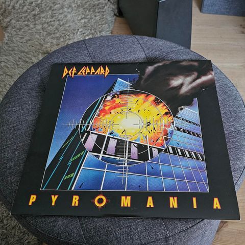 Selger en pent brukt utgave av Def Leppard - Pyromania på vinyl.
