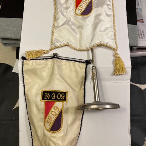 SP09 Sportsklubben av 1909 Oslo - to eldre flagg bordvimpler ca. 36 og 40 cm høy