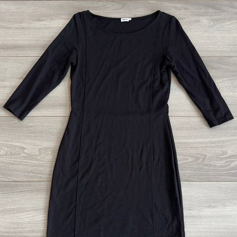 Pen svart kjole fra Filippa K, str L men passer fint en M også.