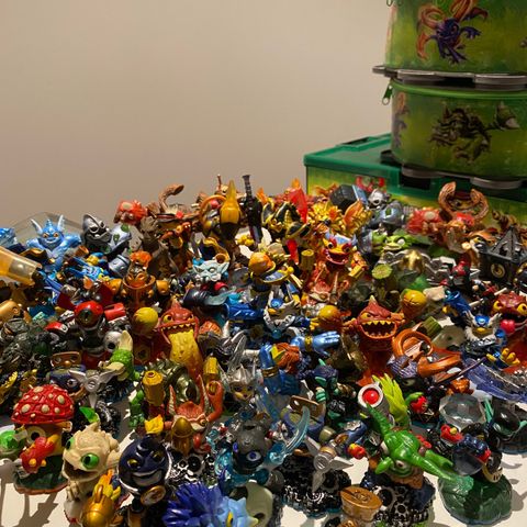 76 Skylander Figurer + Utstyr